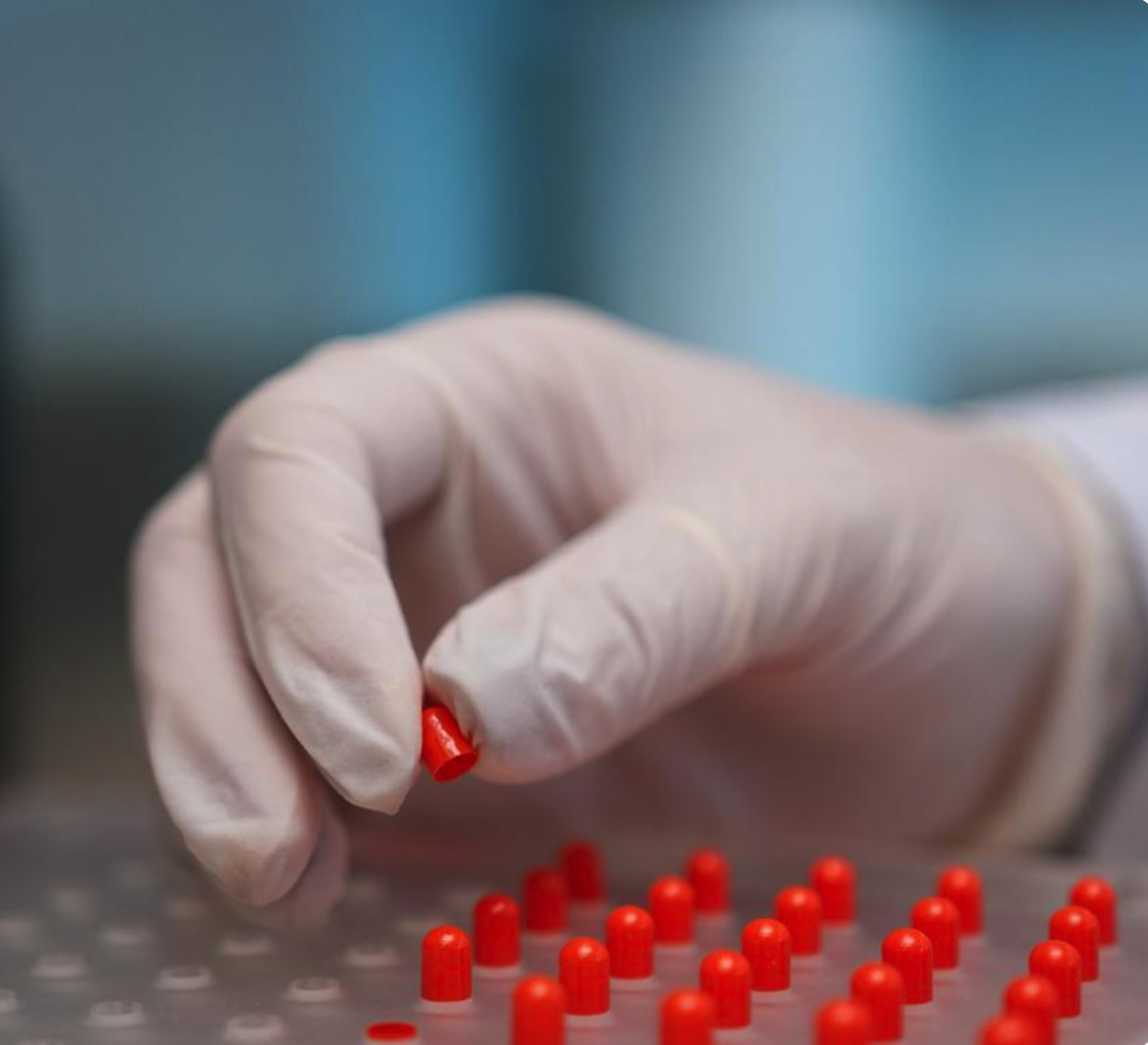 Farmacêutico manipulando cápsulas em laboratório